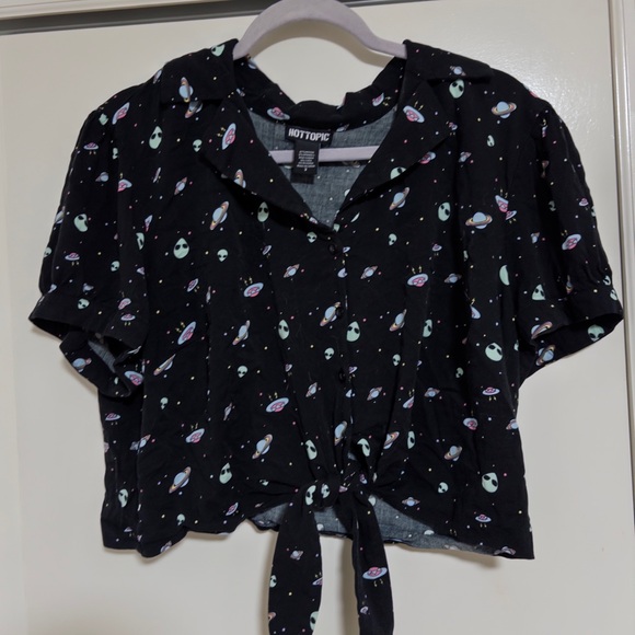 Hot Topic Tops - Hot Topic Cropped alien Button Down Shirt - 2X